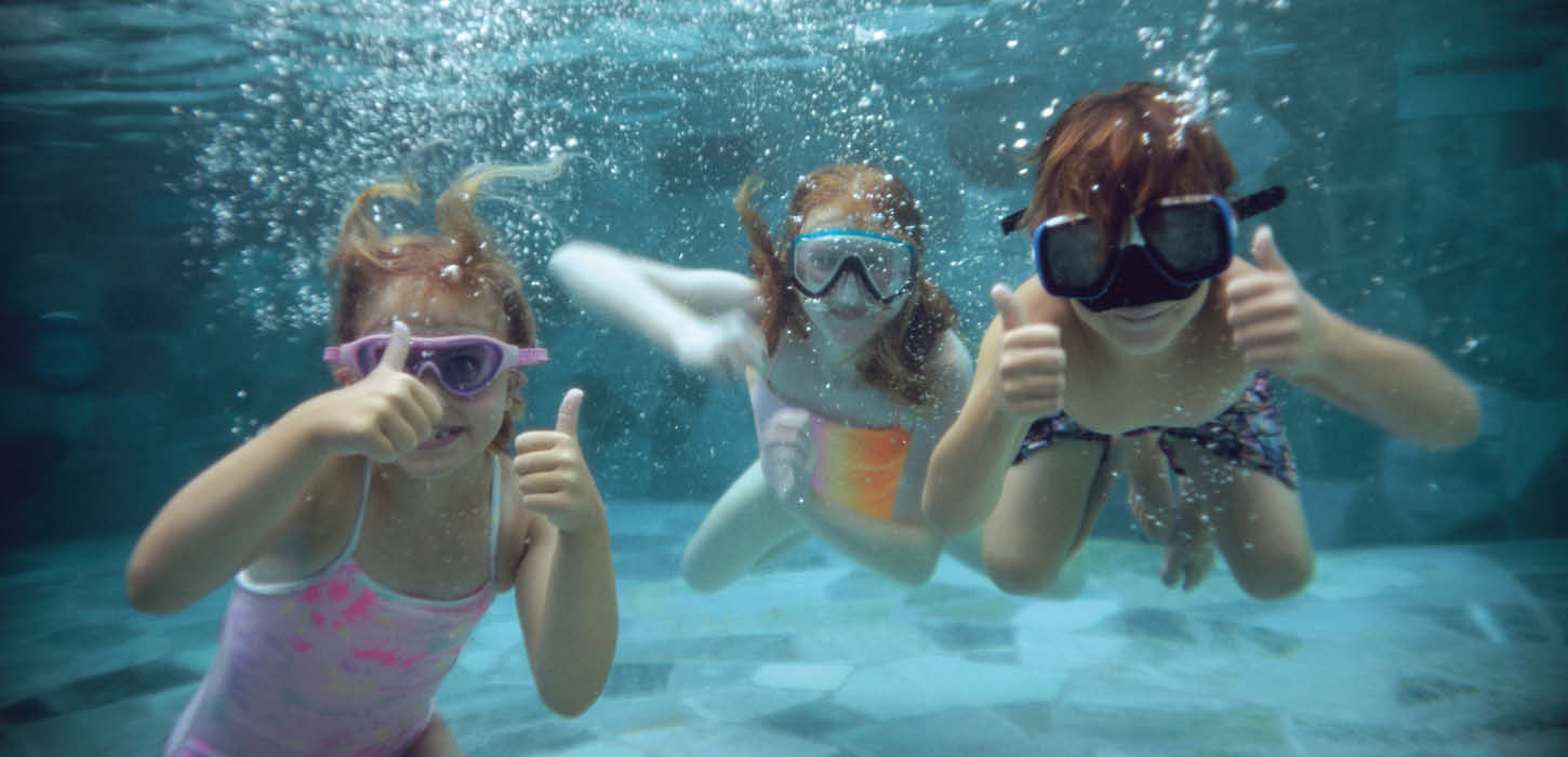 3 børn der dykker i Aqua Mundo Center Parcs Nordborg Resort