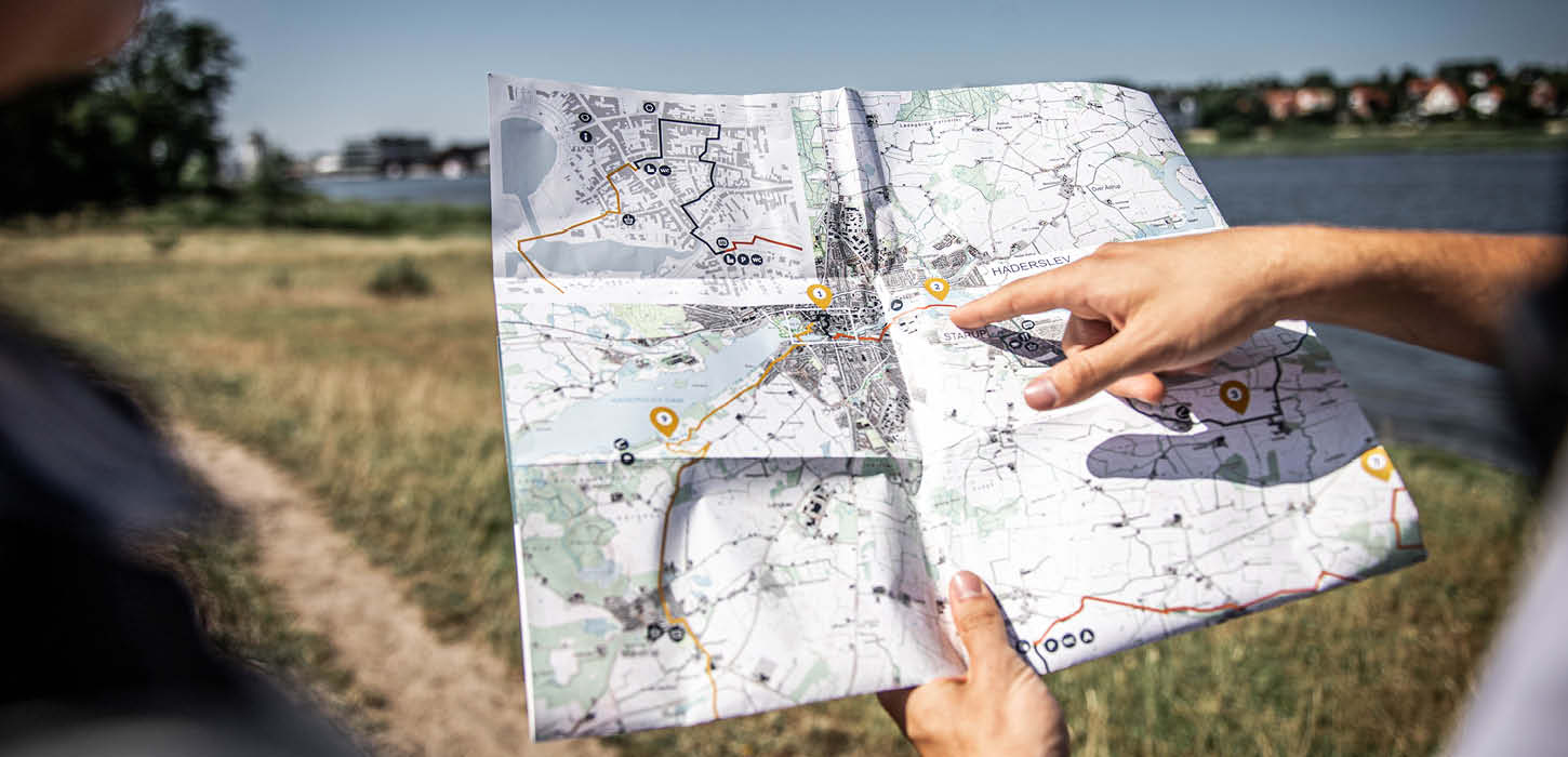 vandrekort der bliver peget på