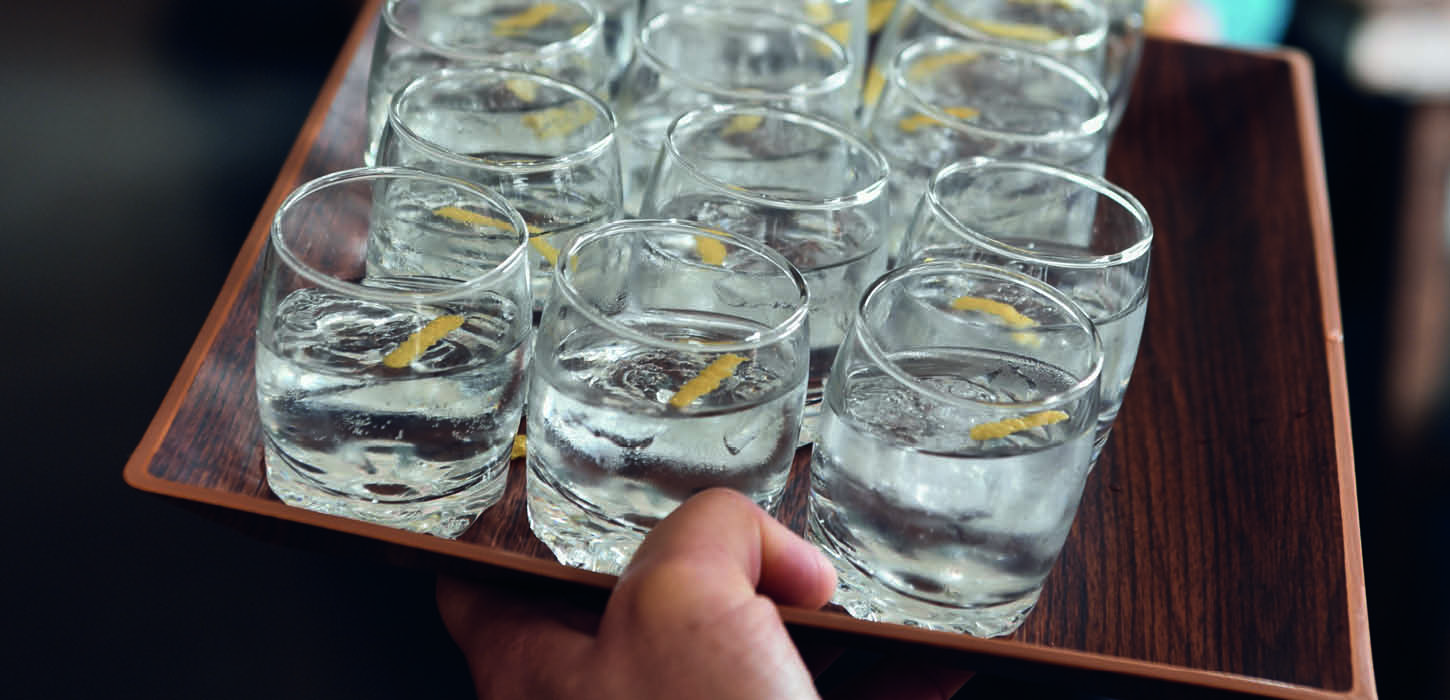 En bakke med gin fra Marskdestilleriet