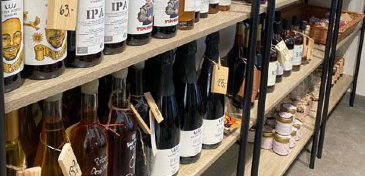 Reol ved Johannes Kaffebar med Vores Marsk produkter