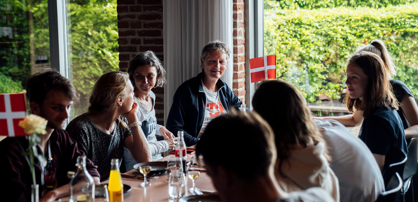 Snak omkring bord ved presseevent i forbindelse med Tour de France