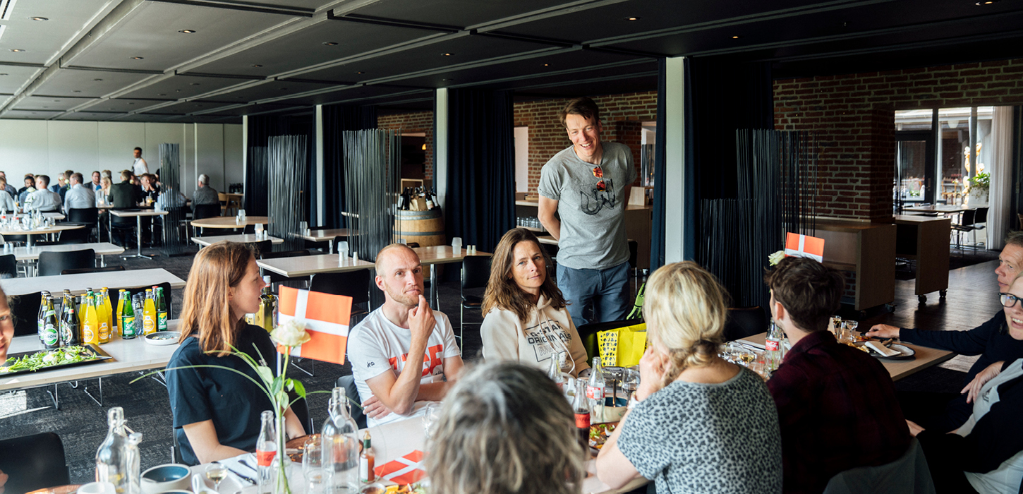 Snak omkring bord ved presseevent i forbindelse med Tour de France