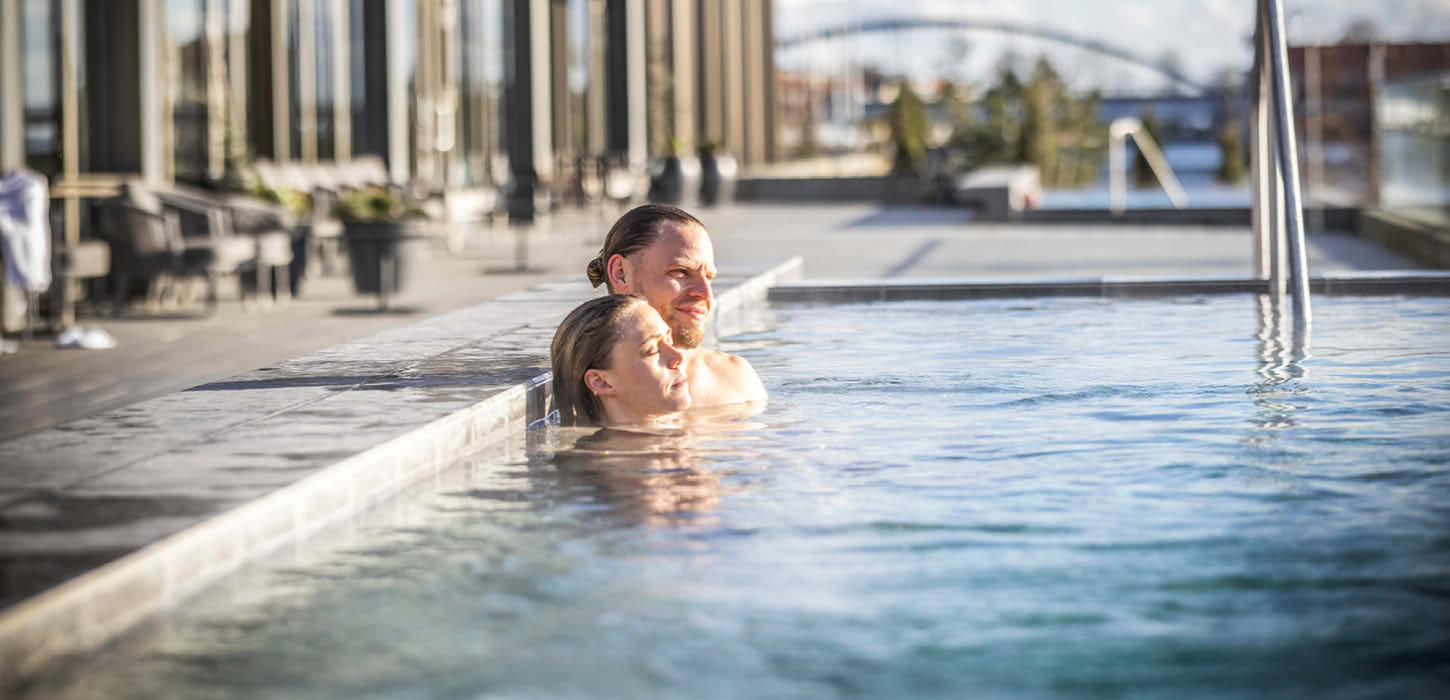 Par der slapper af i swimmingpool ved Alsik Hotel & Spa