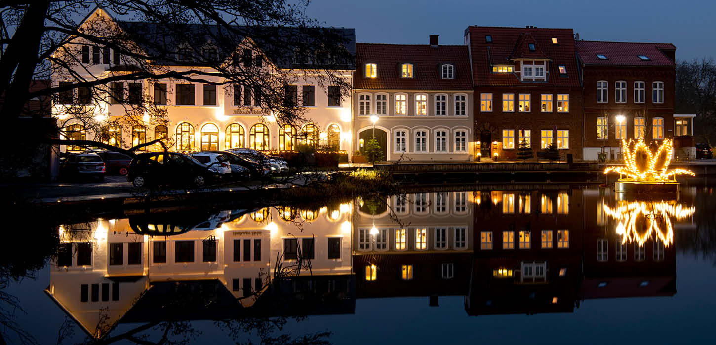Julebelysning spejler sig i vandet i Tønder