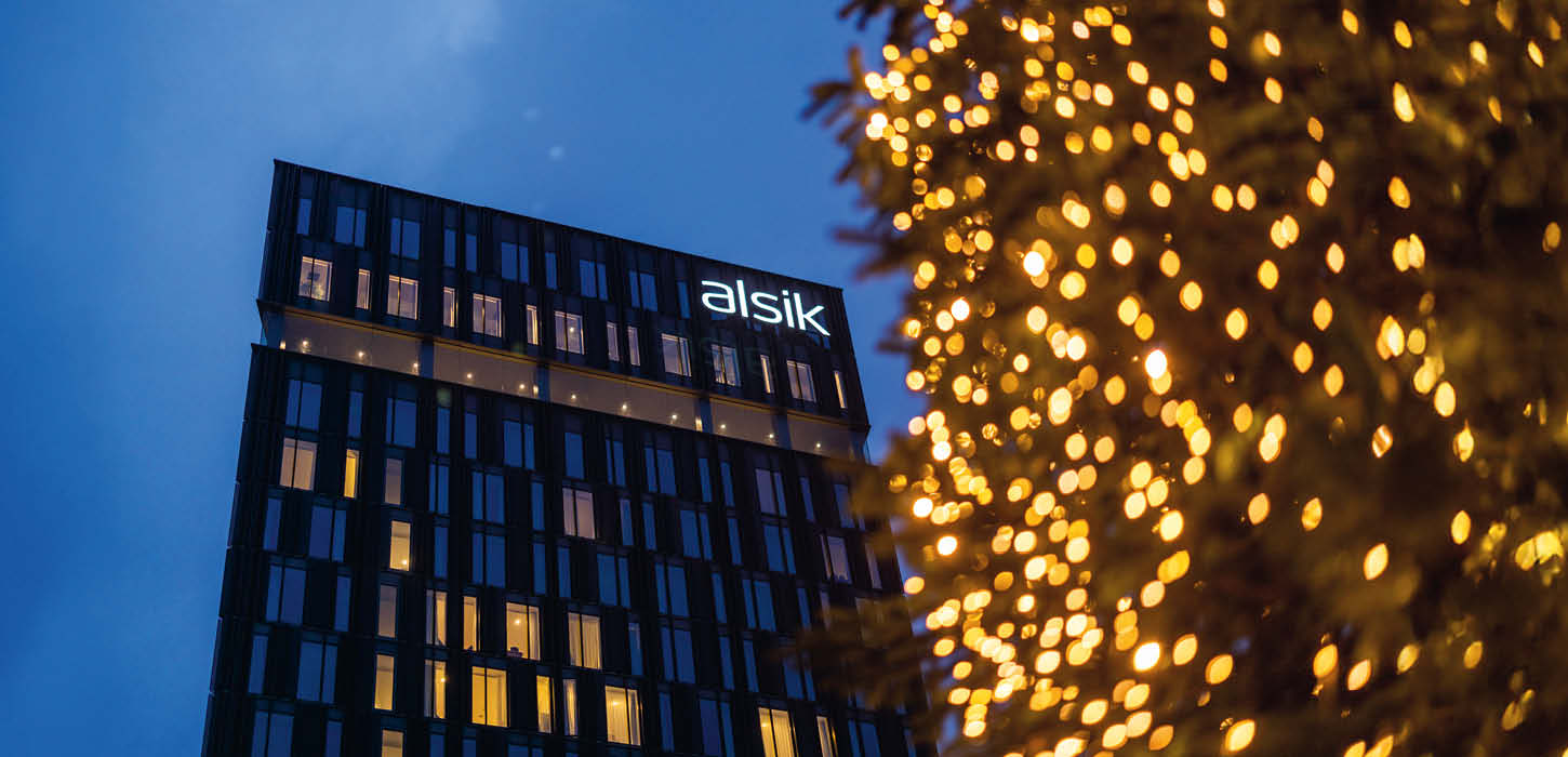 Juletræ med julelys foran Alsik Hotel & Spa