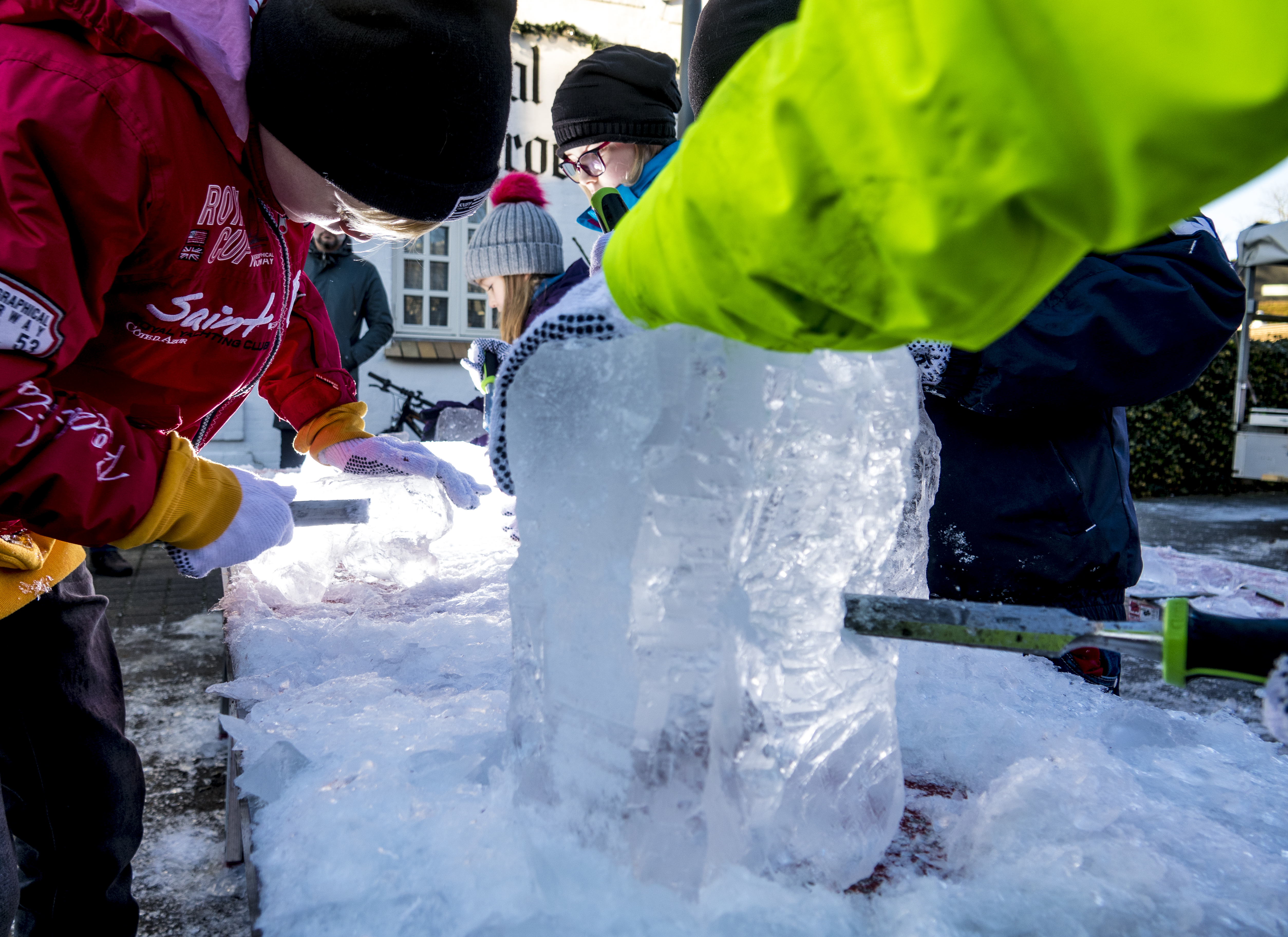 Børn der hugger i en isblok