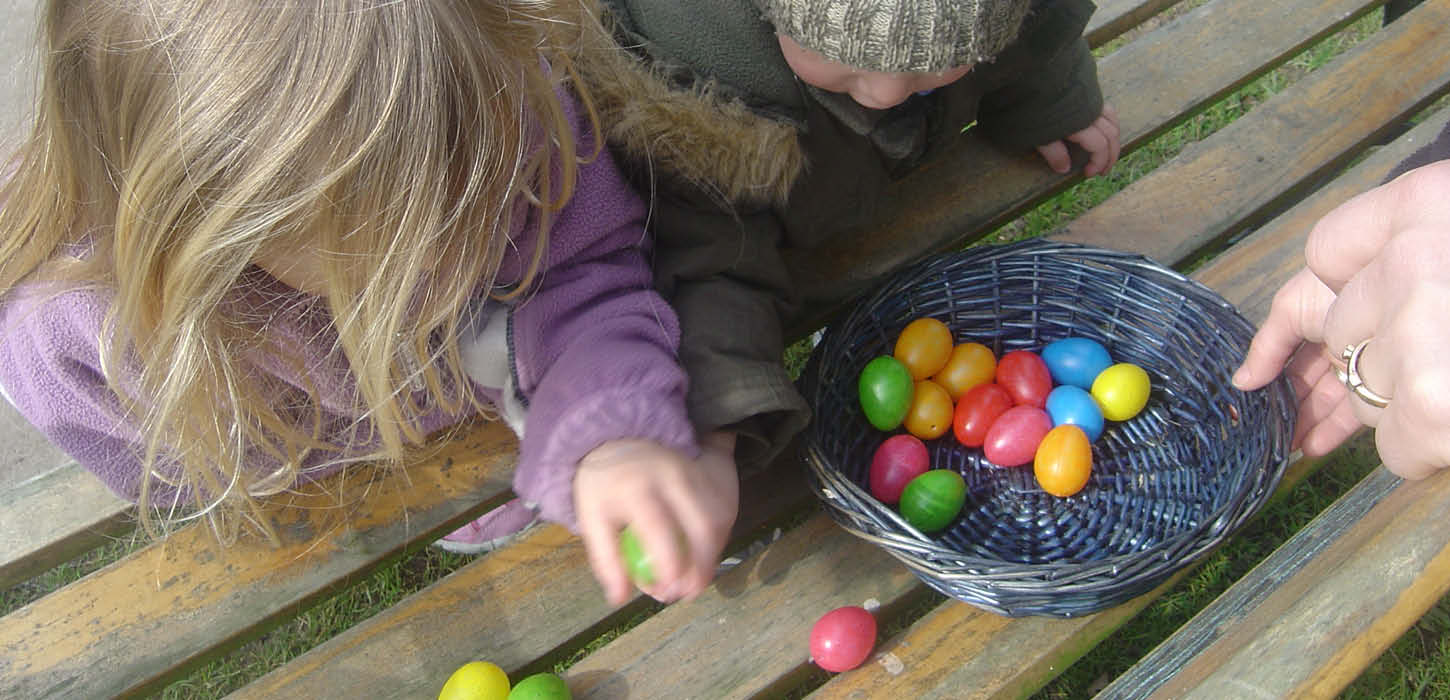 Børn der finder farvede påskeæg ved Danhostel Sønderborg Vollerup