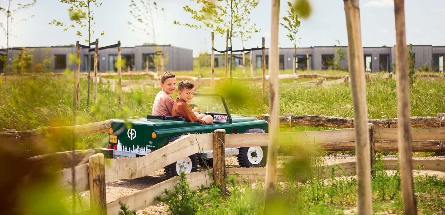 Forårsstemning. Børn der kører i små grønne biler i CPNR 