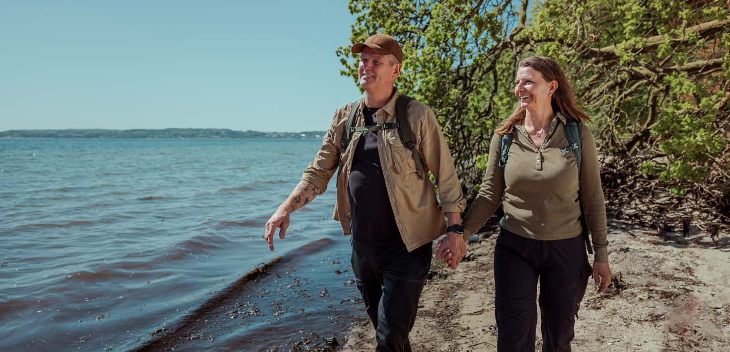 Par der vandrer ved Jørgensgård Skov og Åbæk strand