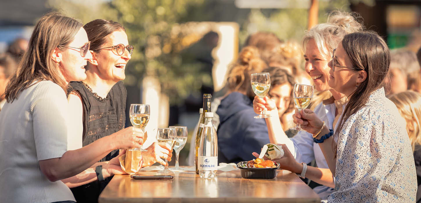 Veninder der hygger ved Streetfood i Aabenraa