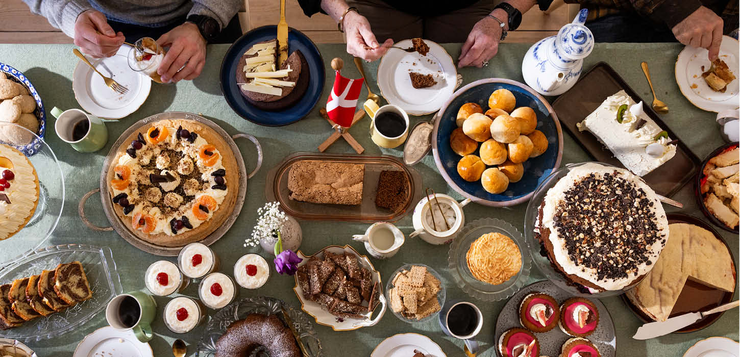 Fuldt opdækket sønderjysk Kaffebord med 21 kager