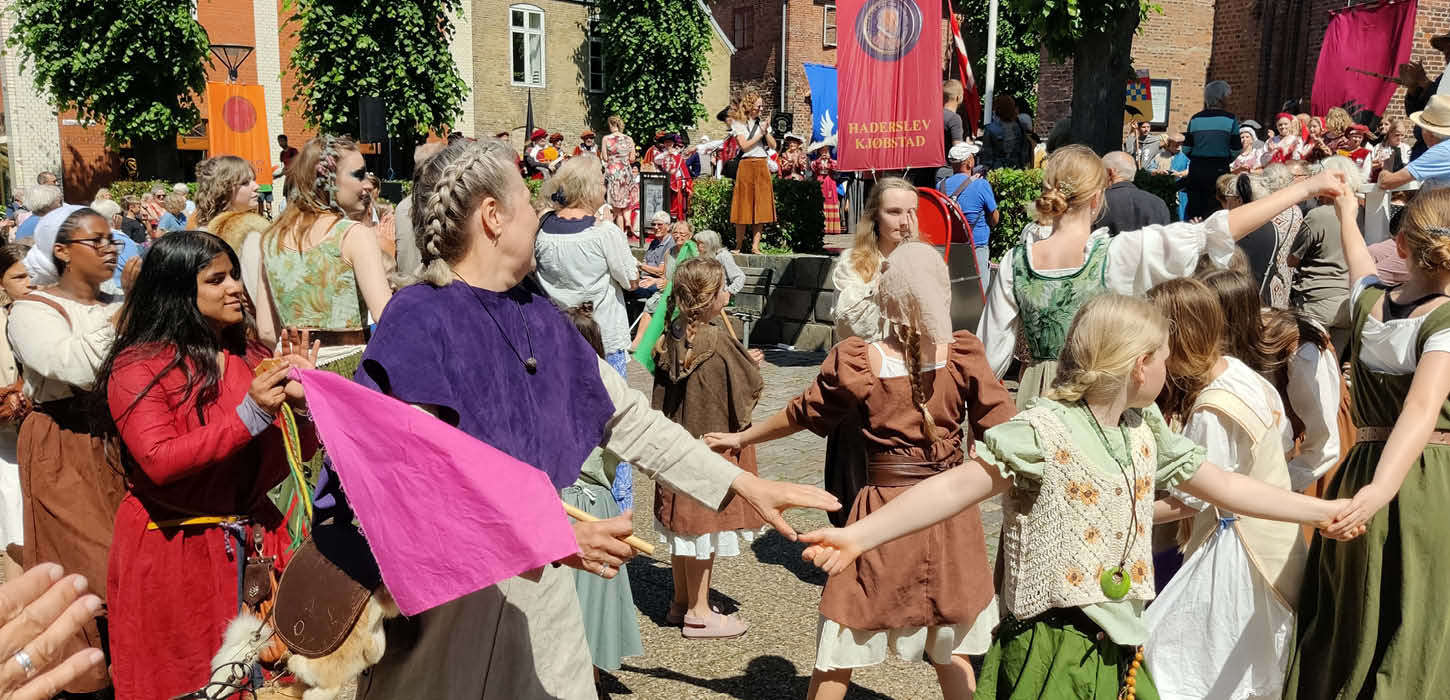 Hertug Hans Festivaldeltagere danser ved Haderslev Domkirke