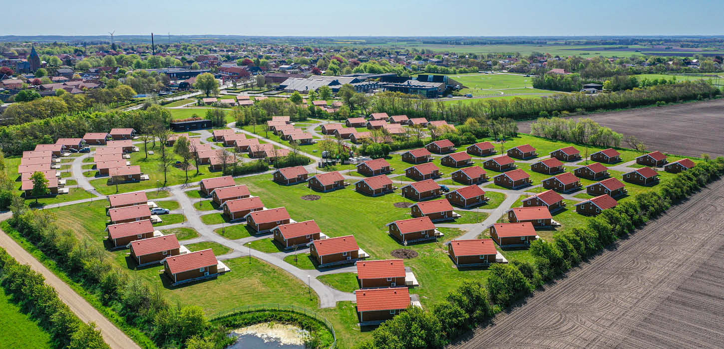 Luftfoto af Skærbækcentrets røde hytter