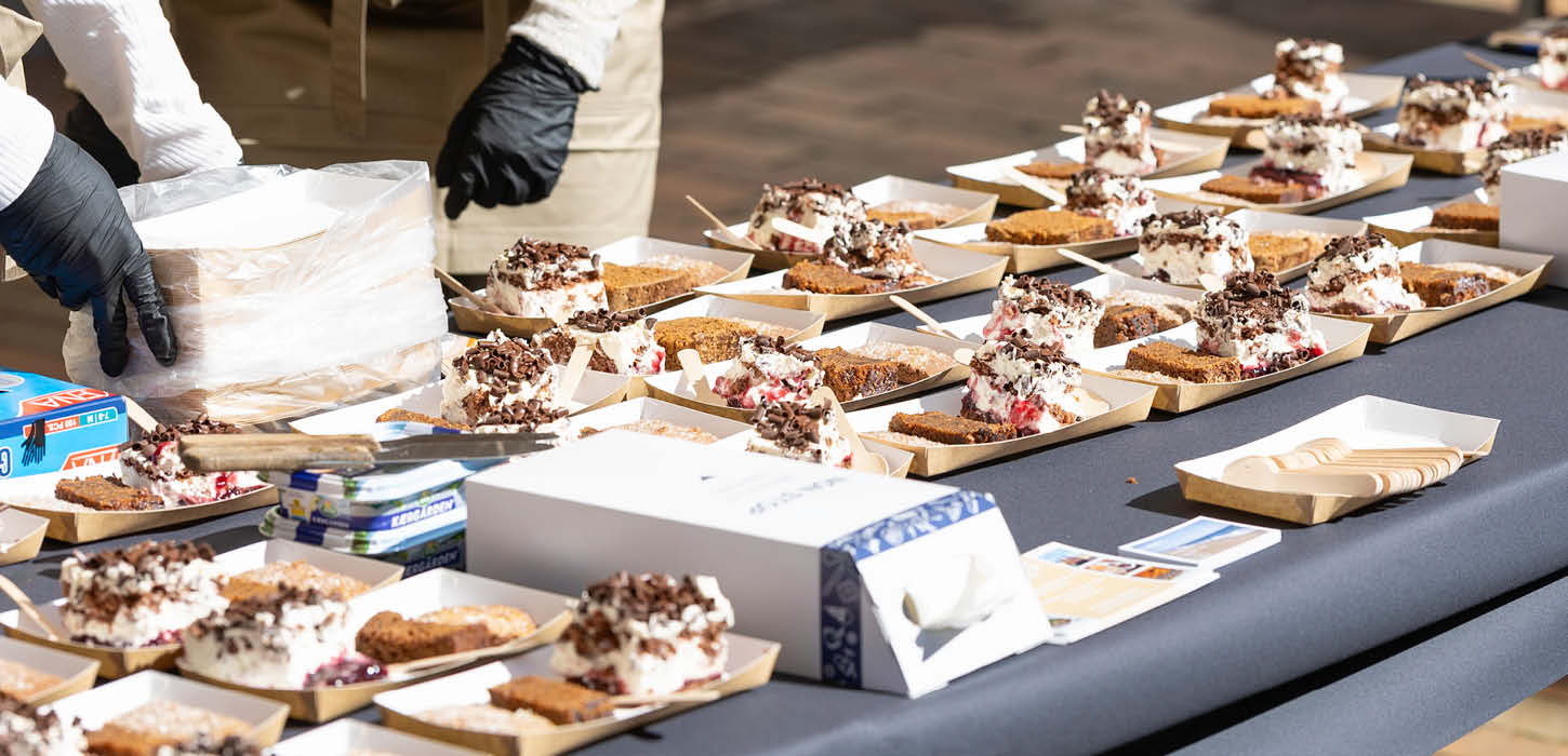 Kager på rad og række ved en af boderne ved Sønderjysk Kagefestival i Tønder